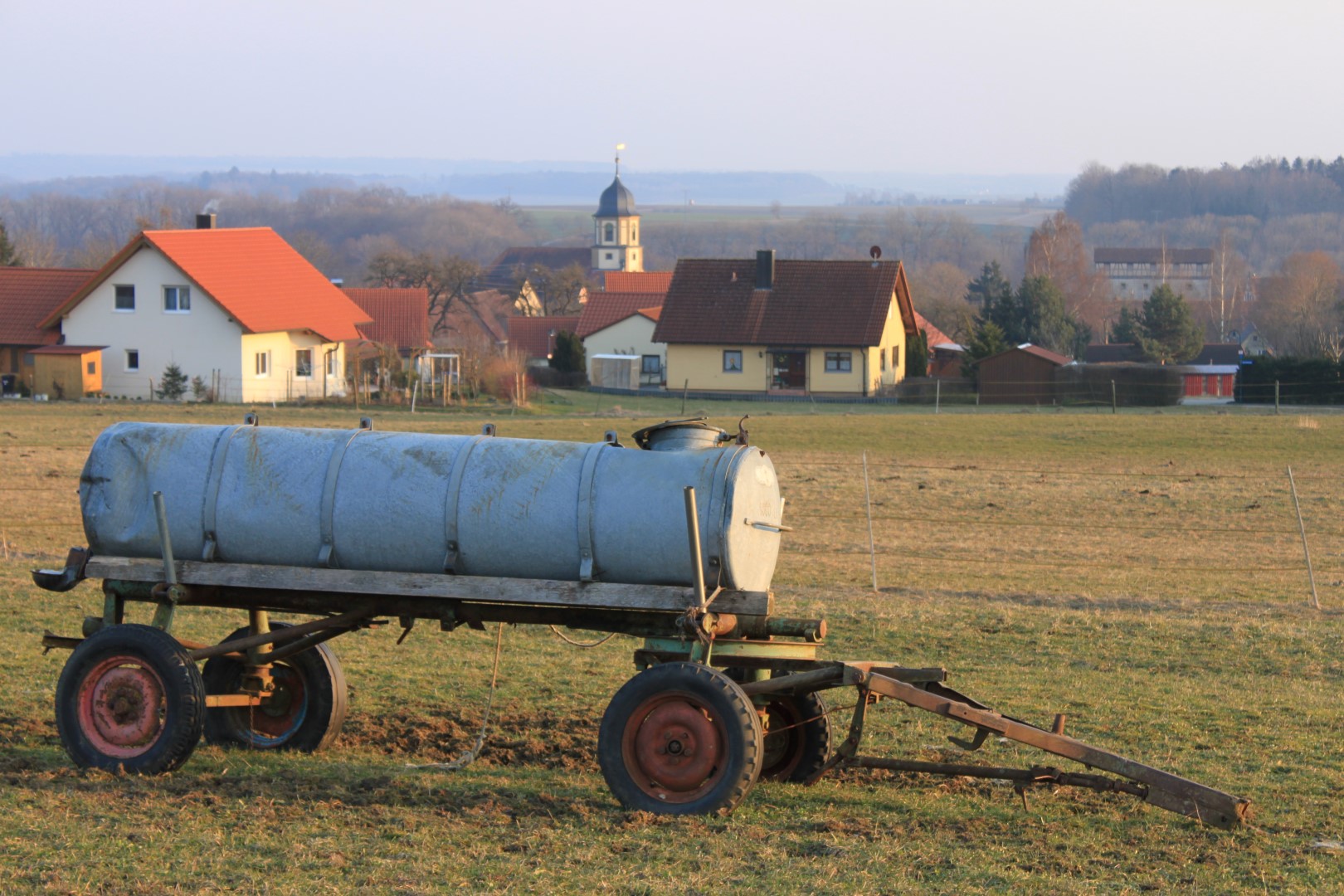Dorf -Kirche und Schildmauer   -4.jpg